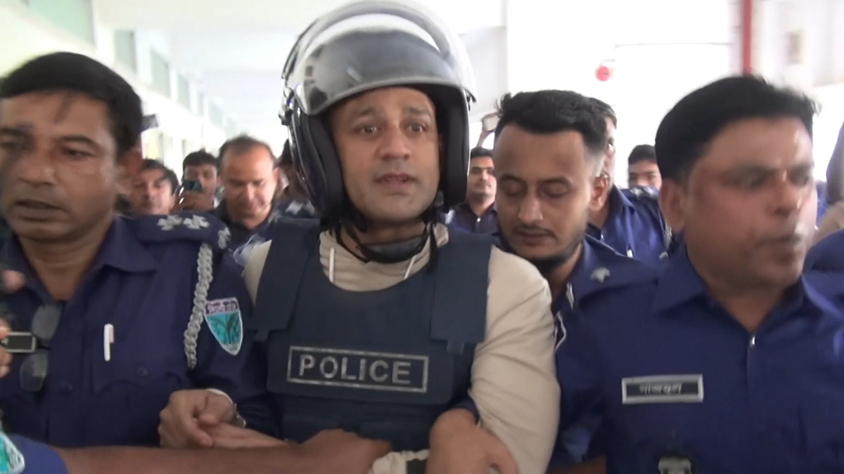 দেশটাকে পুড়িয়ে ফেলছে ওরা: ব্যারিস্টার সুমন